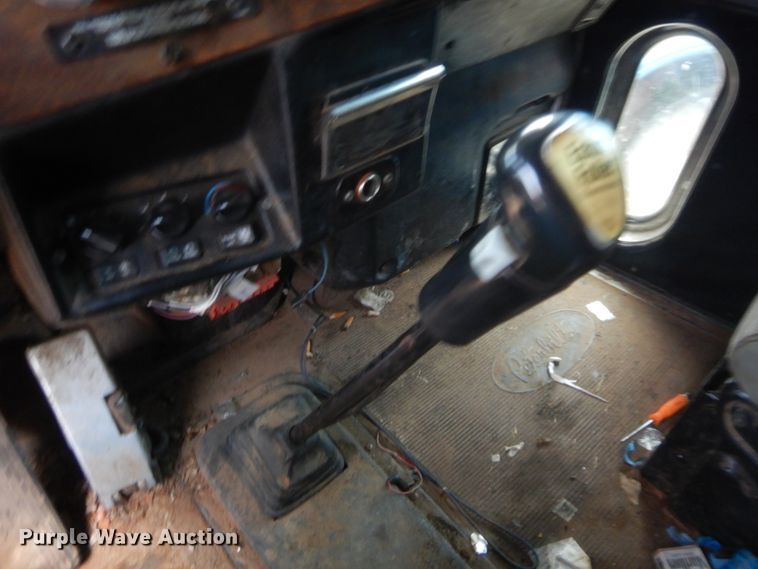 image for item HW9311 2000 Peterbilt 379  semi truck