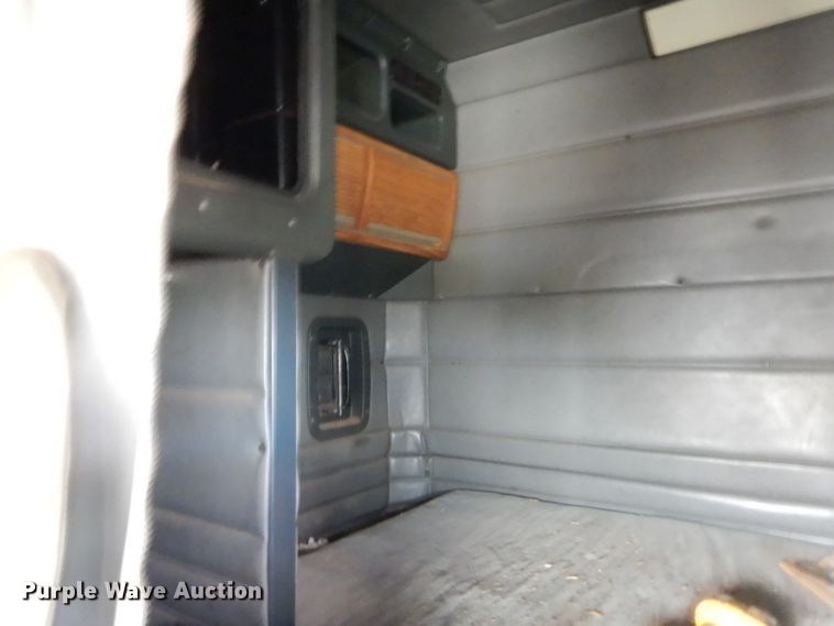 image for item HW9311 2000 Peterbilt 379  semi truck