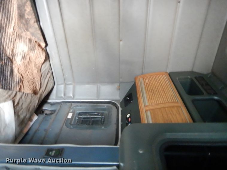 image for item HW9311 2000 Peterbilt 379  semi truck