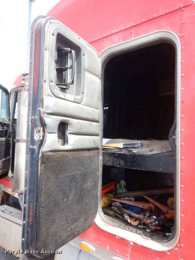 image for item HW9311 2000 Peterbilt 379  semi truck