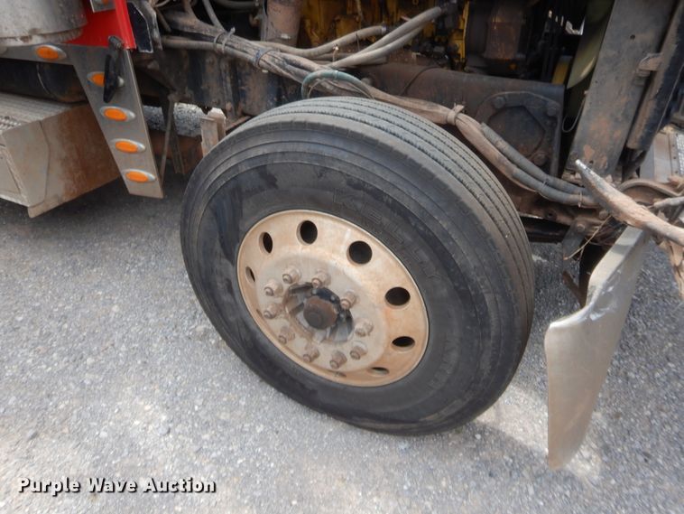 image for item HW9311 2000 Peterbilt 379  semi truck