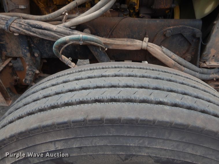 image for item HW9311 2000 Peterbilt 379  semi truck