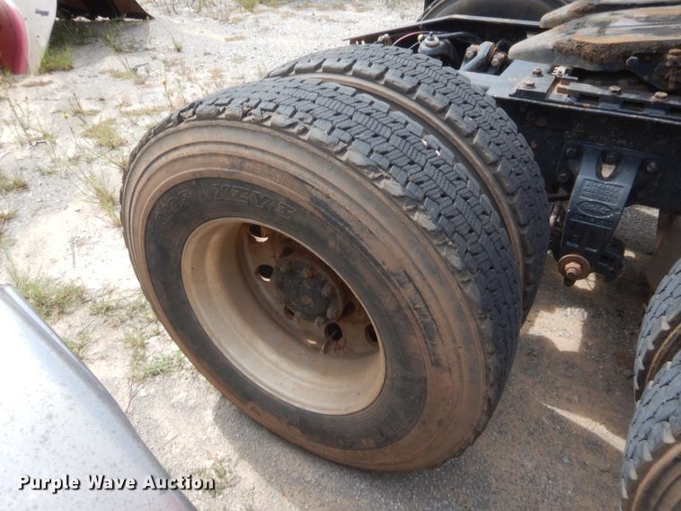 image for item HW9311 2000 Peterbilt 379  semi truck