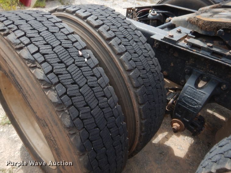 image for item HW9311 2000 Peterbilt 379  semi truck