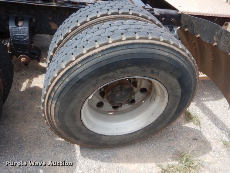 image for item HW9311 2000 Peterbilt 379  semi truck