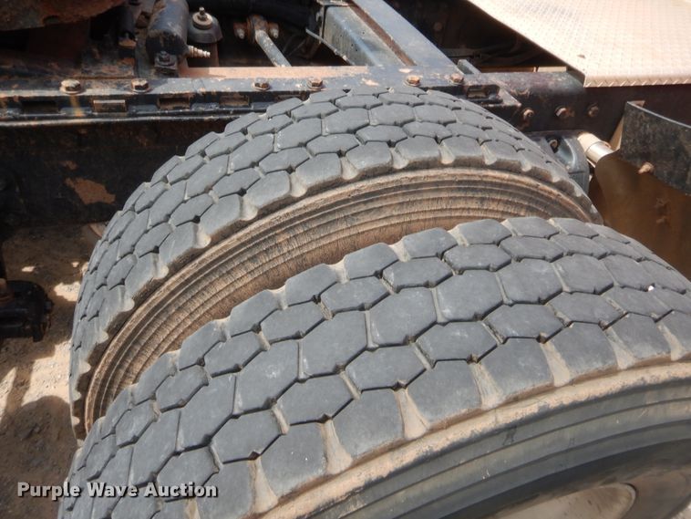 image for item HW9311 2000 Peterbilt 379  semi truck