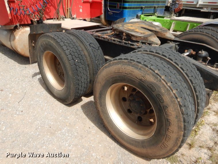 image for item HW9311 2000 Peterbilt 379  semi truck