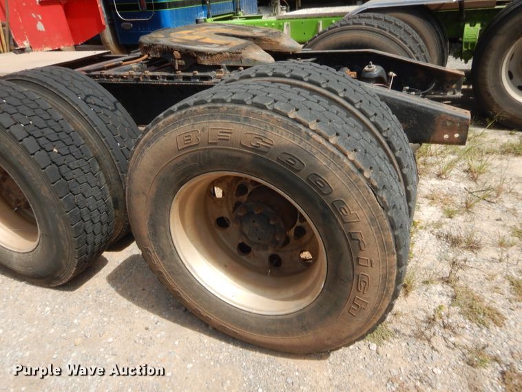 image for item HW9311 2000 Peterbilt 379  semi truck