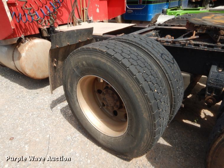 image for item HW9311 2000 Peterbilt 379  semi truck