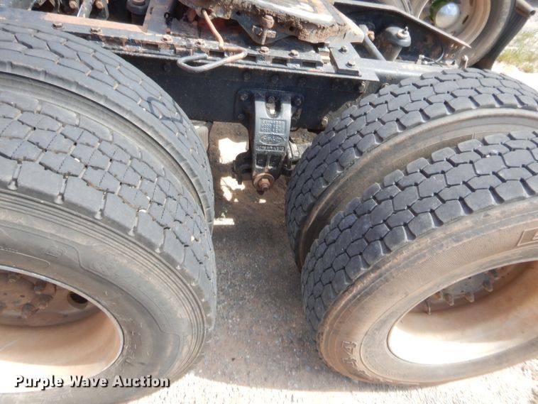 image for item HW9311 2000 Peterbilt 379  semi truck