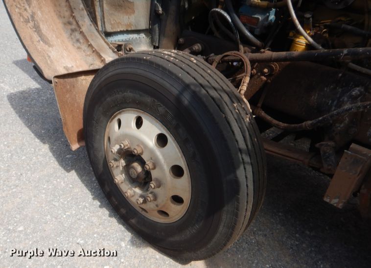 image for item HW9311 2000 Peterbilt 379  semi truck