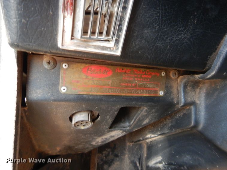 image for item HW9311 2000 Peterbilt 379  semi truck