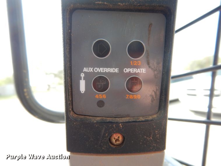 image for item HO9923 Case SV280  skid steer loader