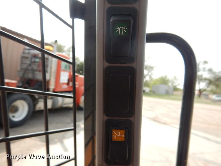 image for item HO9923 Case SV280  skid steer loader