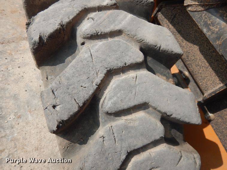 image for item HO9923 Case SV280  skid steer loader