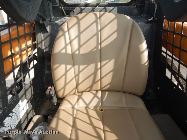 image for item HO9926 2010 Case 435 Series 3  skid steer loader