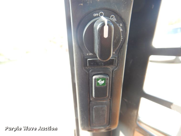 image for item HO9926 2010 Case 435 Series 3  skid steer loader