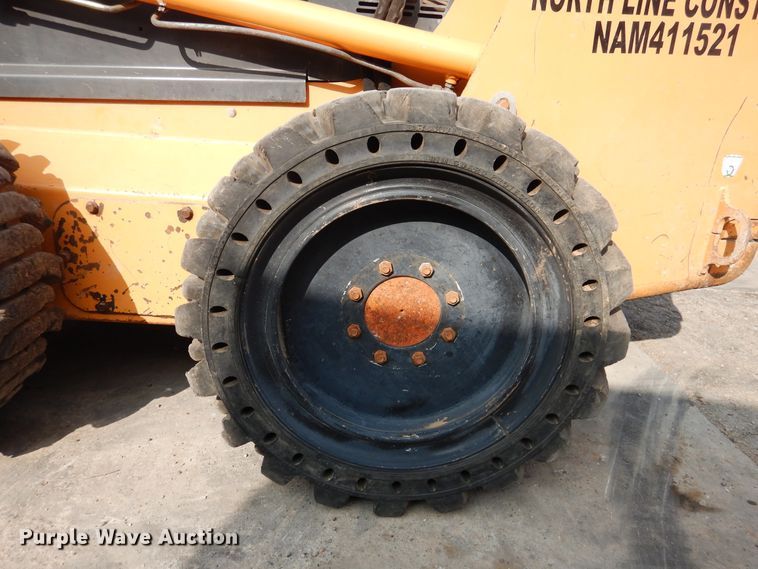 image for item HO9926 2010 Case 435 Series 3  skid steer loader