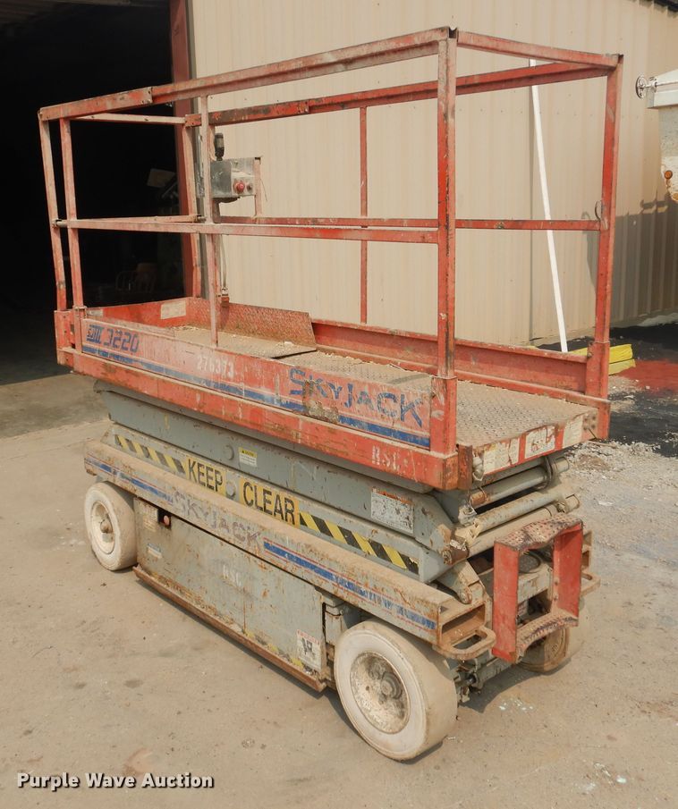 image for item HO9937 1999 Skyjack SJIII 3220  scissor lift