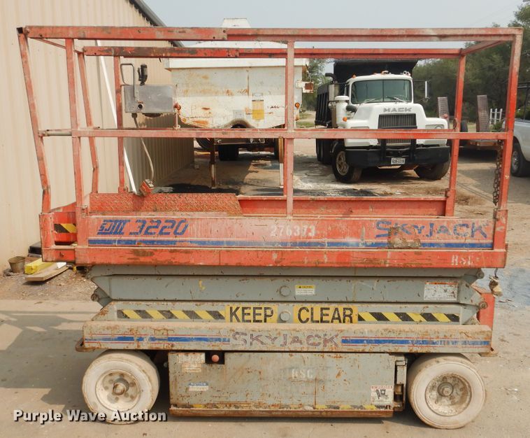 image for item HO9937 1999 Skyjack SJIII 3220  scissor lift