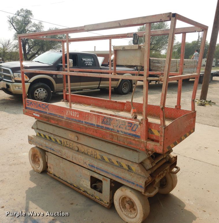 image for item HO9937 1999 Skyjack SJIII 3220  scissor lift