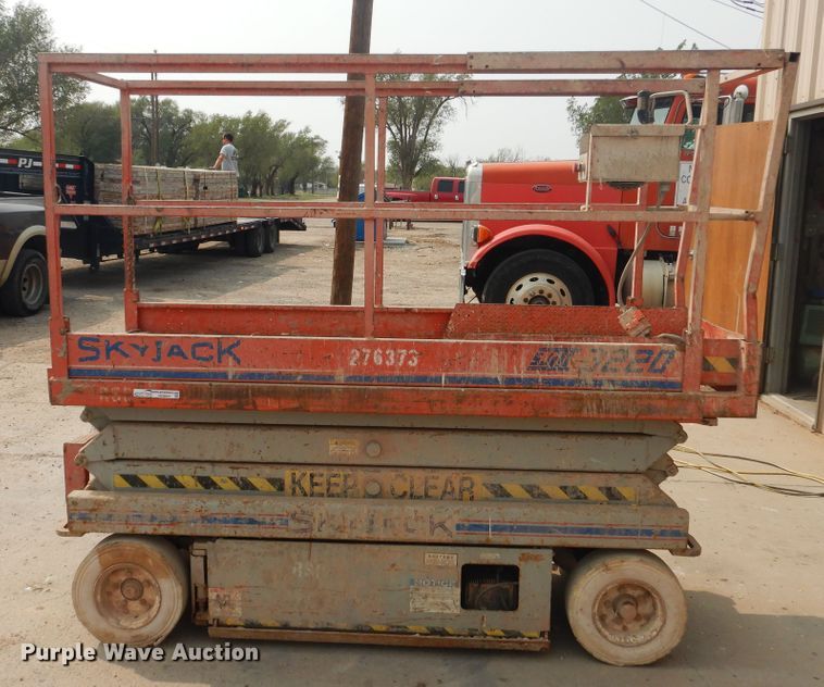 image for item HO9937 1999 Skyjack SJIII 3220  scissor lift