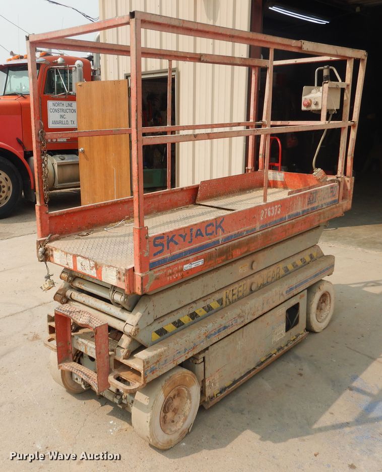 image for item HO9937 1999 Skyjack SJIII 3220  scissor lift