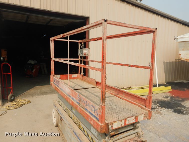 image for item HO9937 1999 Skyjack SJIII 3220  scissor lift
