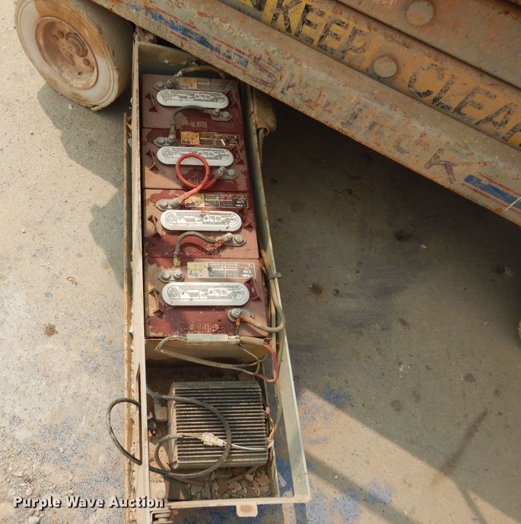 image for item HO9937 1999 Skyjack SJIII 3220  scissor lift