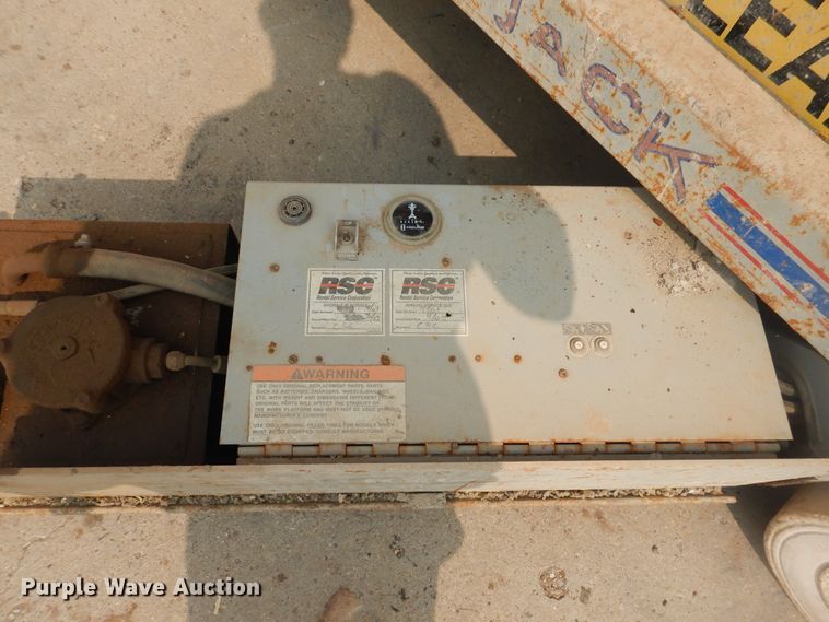 image for item HO9937 1999 Skyjack SJIII 3220  scissor lift