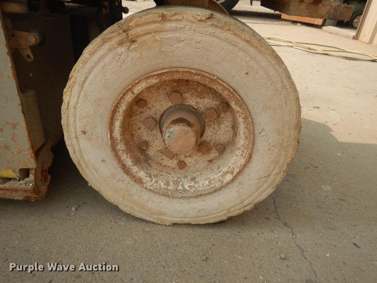 image for item HO9937 1999 Skyjack SJIII 3220  scissor lift