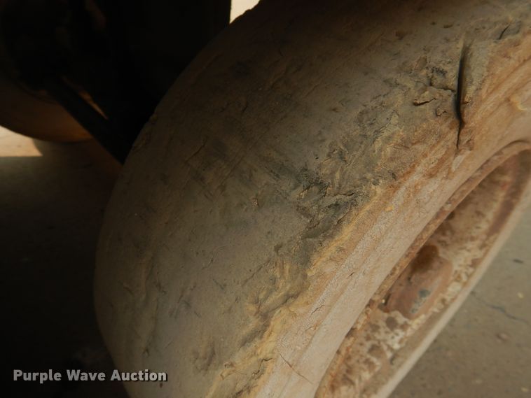 image for item HO9937 1999 Skyjack SJIII 3220  scissor lift