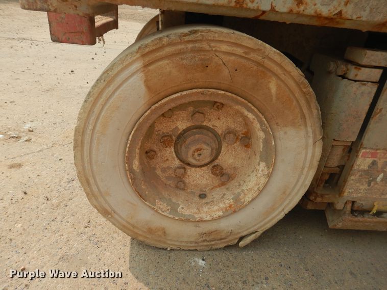 image for item HO9937 1999 Skyjack SJIII 3220  scissor lift