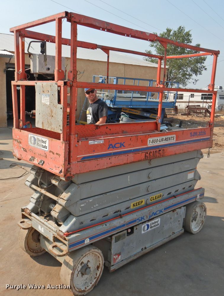 image for item HO9986 2007 Skyjack SJIII 3226  scissor lift