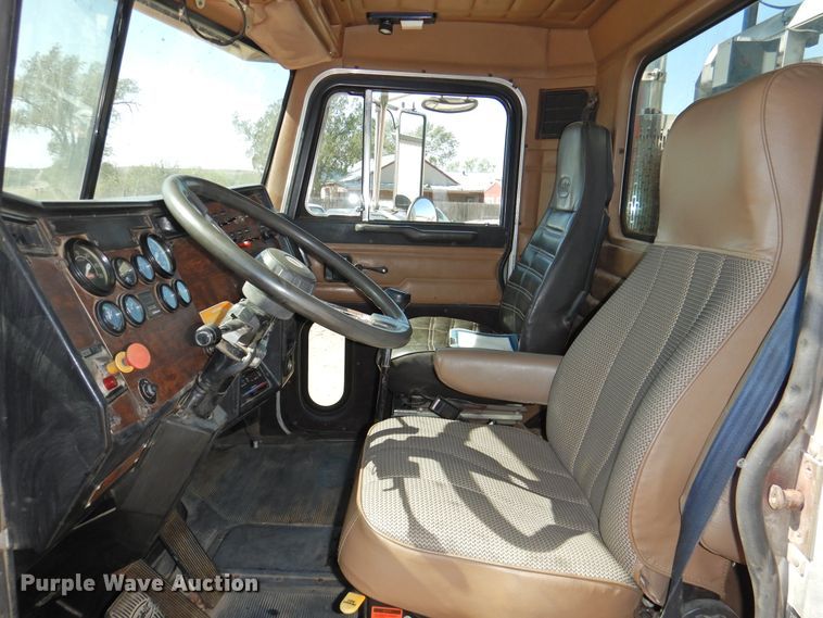 image for item HU9500 1992 Peterbilt 379  semi truck