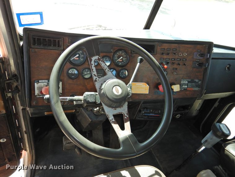 image for item HU9500 1992 Peterbilt 379  semi truck