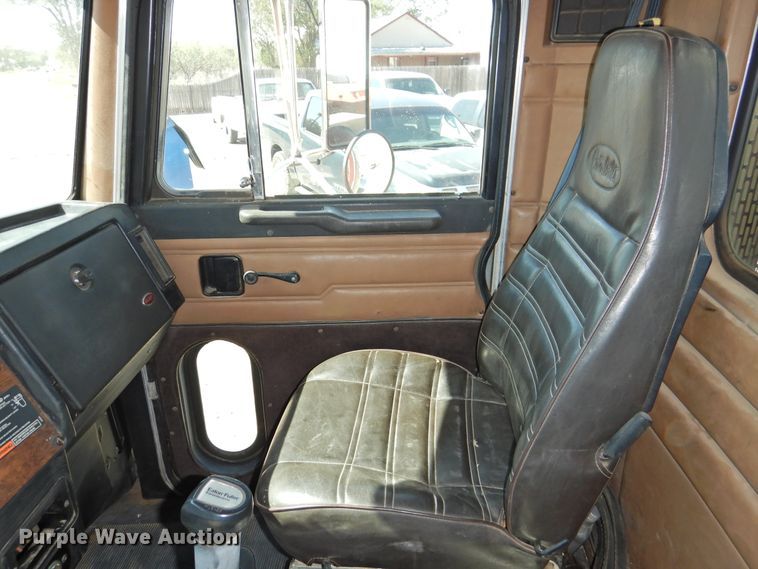 image for item HU9500 1992 Peterbilt 379  semi truck