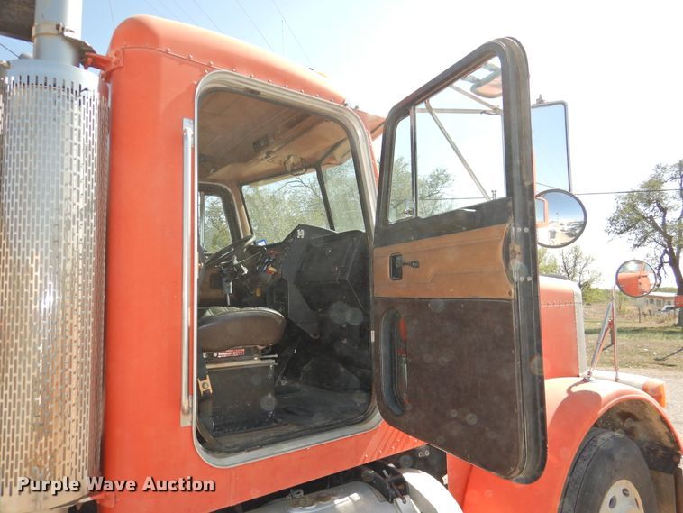 image for item HU9500 1992 Peterbilt 379  semi truck