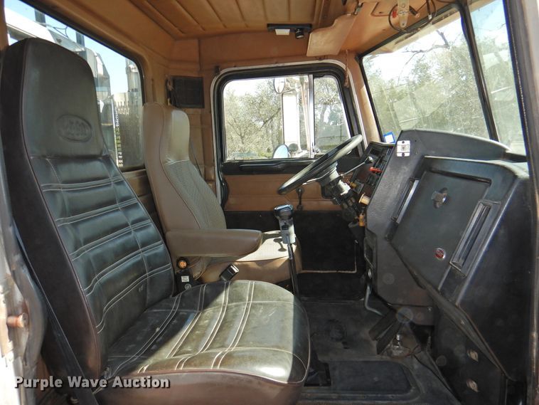 image for item HU9500 1992 Peterbilt 379  semi truck