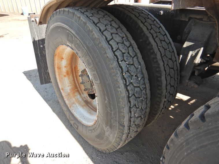 image for item HU9500 1992 Peterbilt 379  semi truck