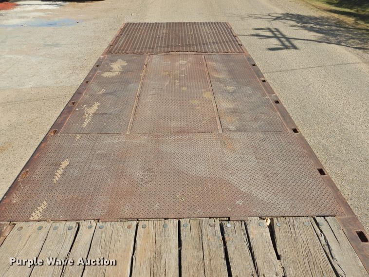 image for item HU9501 1990 Trail King drop deck equipment trailer