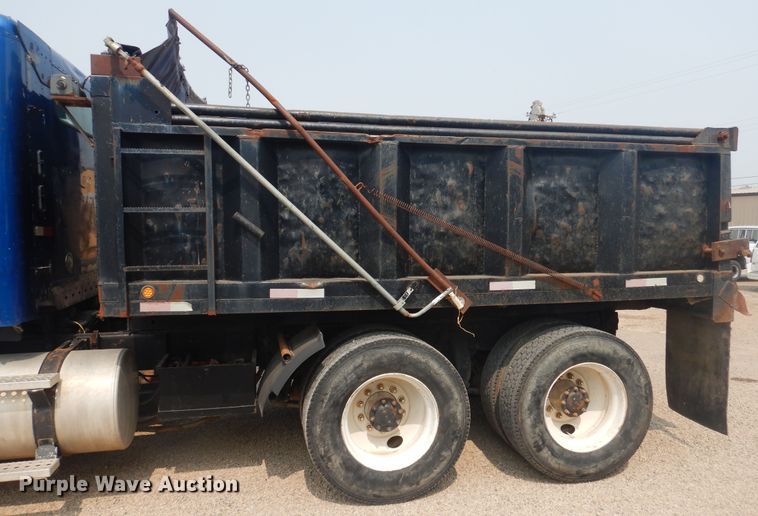 image for item HU9507 2005 Freightliner Columbia  dump truck