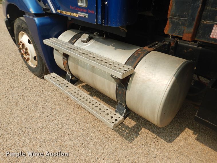 image for item HU9507 2005 Freightliner Columbia  dump truck