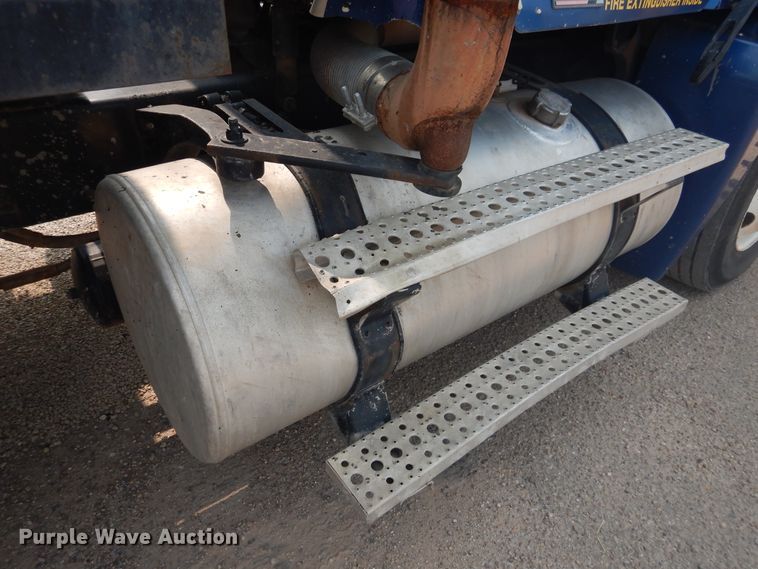 image for item HU9507 2005 Freightliner Columbia  dump truck