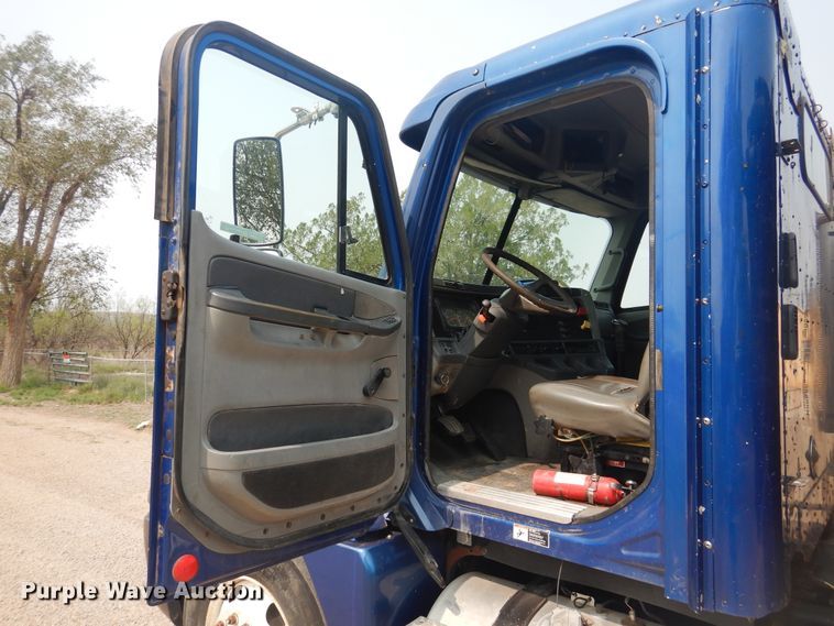 image for item HU9507 2005 Freightliner Columbia  dump truck