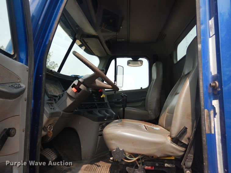 image for item HU9507 2005 Freightliner Columbia  dump truck