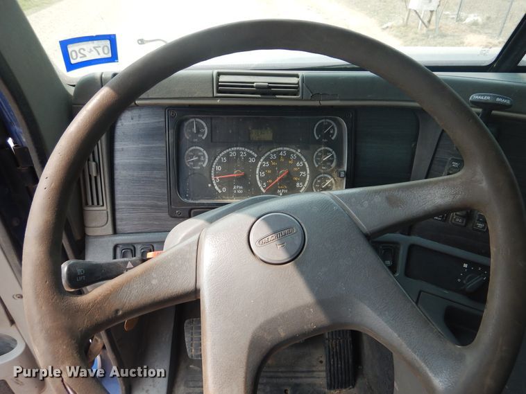 image for item HU9507 2005 Freightliner Columbia  dump truck