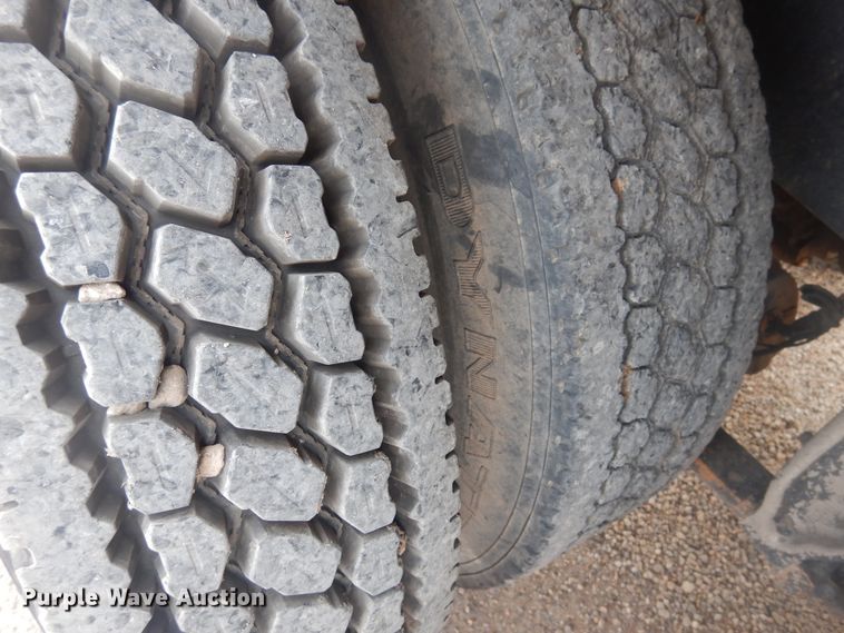 image for item HU9507 2005 Freightliner Columbia  dump truck