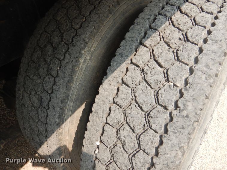 image for item HU9507 2005 Freightliner Columbia  dump truck