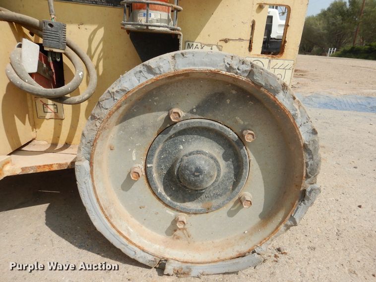 image for item HU9509 2005 JLG 2630ES  scissor lift